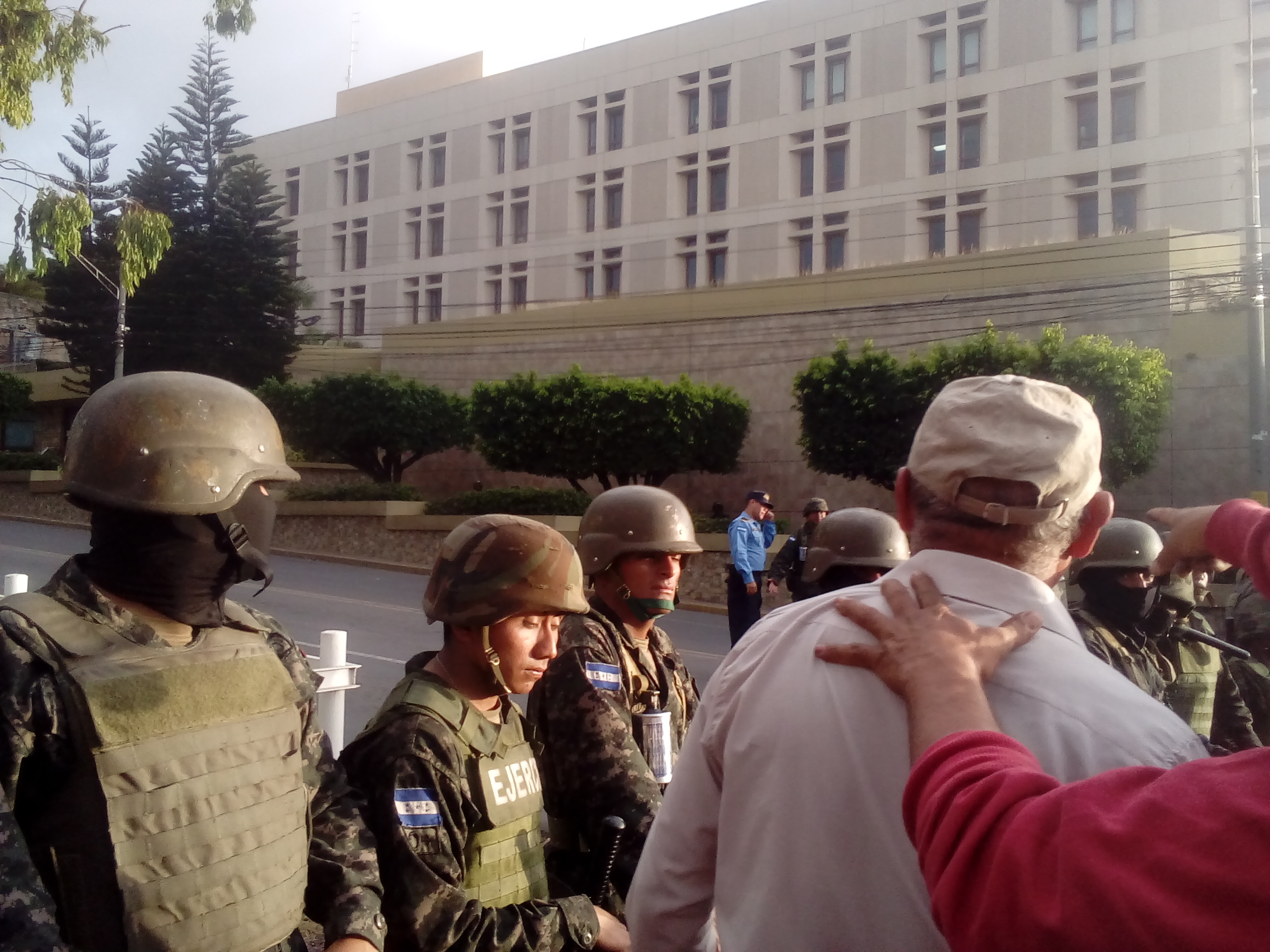 Militarización de la Embajada de Estados Unidos para impedir protestas contra su rol en el fraude electoral.