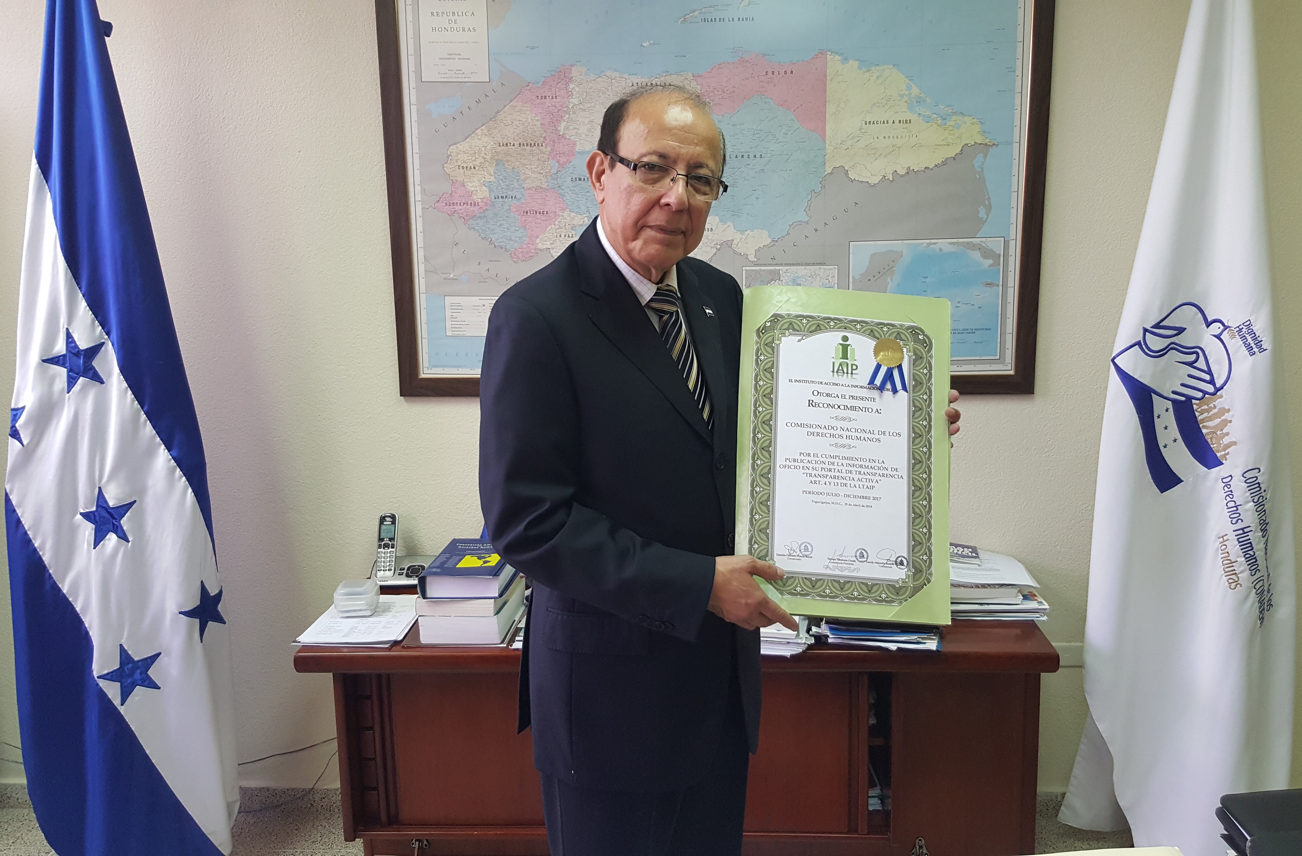 FOTO DR HERRERA RECIBE RECONOCIMIENTO DEL IAIP
