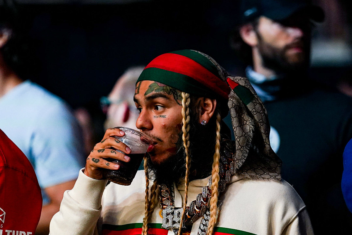6ix9ine dit au juge qu’il a du mal à joindre les deux bouts, vit dans la peur tous les jours