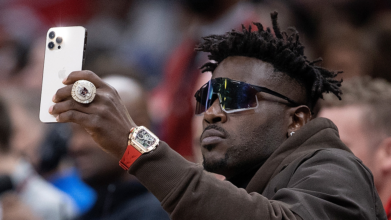 Antonio Brown menace d' »exposer » le producteur de musique, révèle des messages