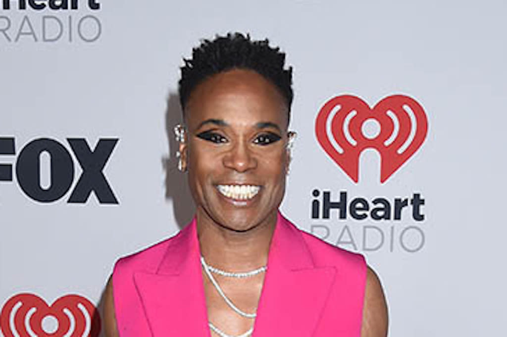 Billy Porter porte un costume sans manches rose et des chaussures reptiliennes métalliques pour les iHeartRadio Music Awards