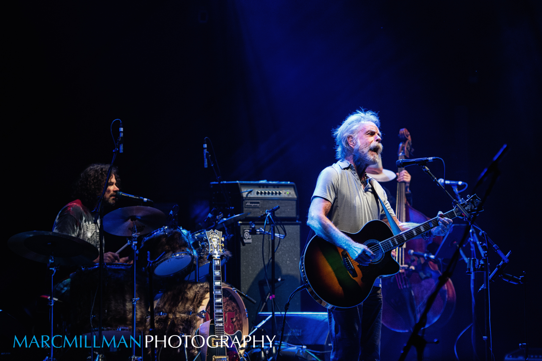 Bobby Weir lance les premiers couplets d’une nouvelle chanson "Elle sait ce que je pense" à Durham