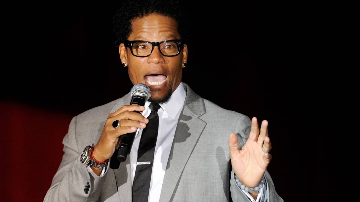 DL Hughley discrédite l’affirmation de Theophilus London selon laquelle il l’a « pressé » contre Kanye West