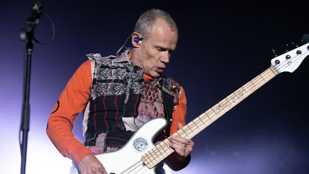 Flea révèle qu’il a changé sa configuration d’ampli de basse de longue date pour le dernier album des Red Hot Chili Peppers