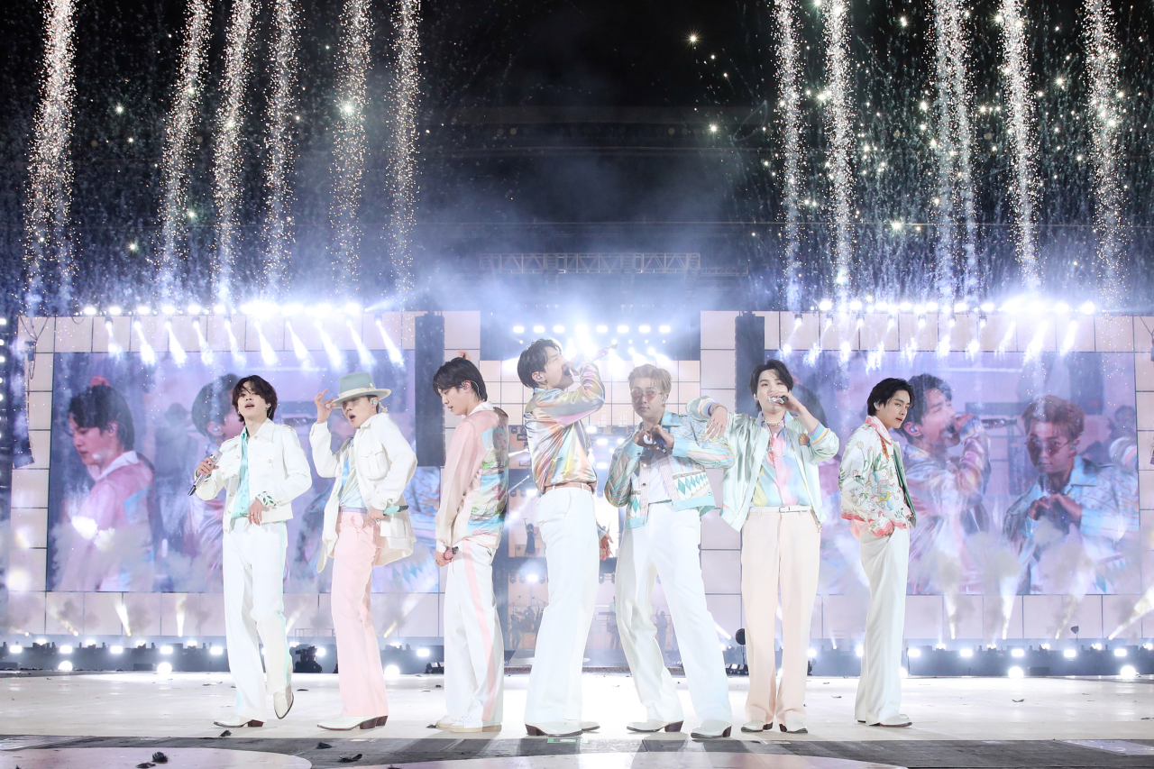[Herald Review] Silencieux mais plus fort: BTS et les fans se sont rapprochés grâce à un concert pandémique
