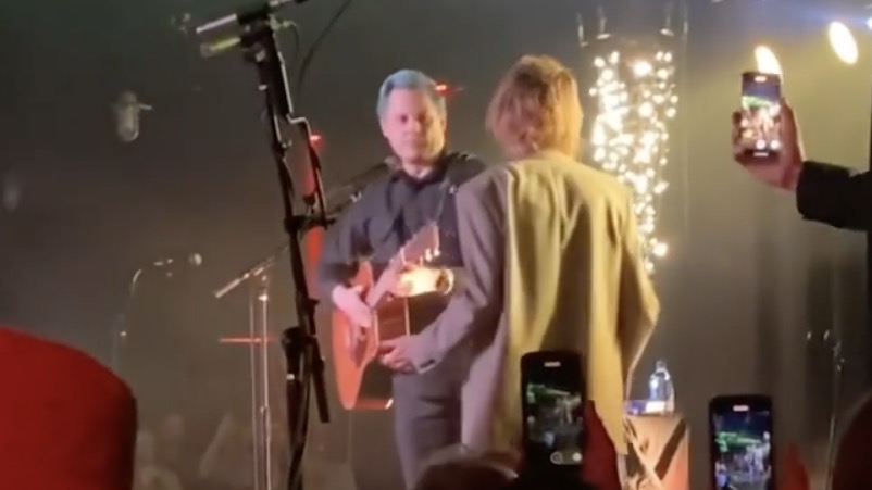 Jack White écrase le concert de Beck avec la reprise de Chumbawamba : Regardez
