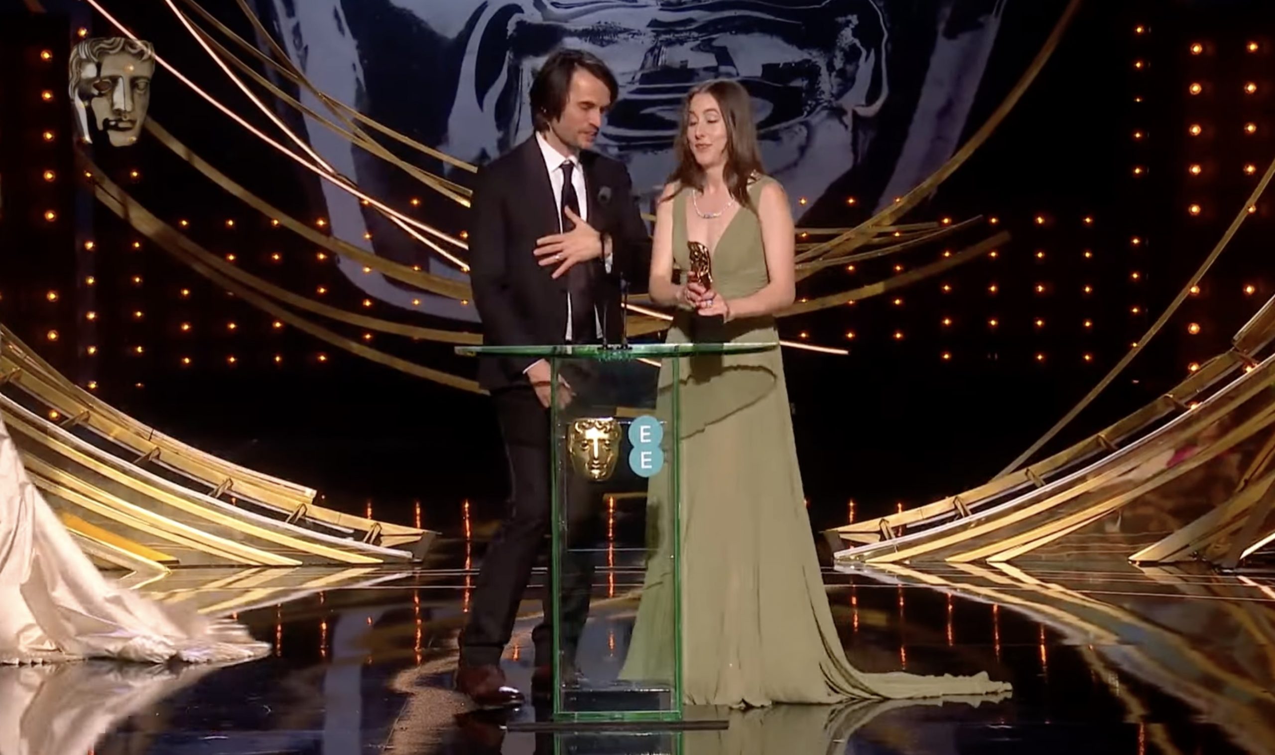 Jonny Greenwood et Alana Haim acceptent le BAFTA du scénario de Paul Thomas Anderson : Regardez