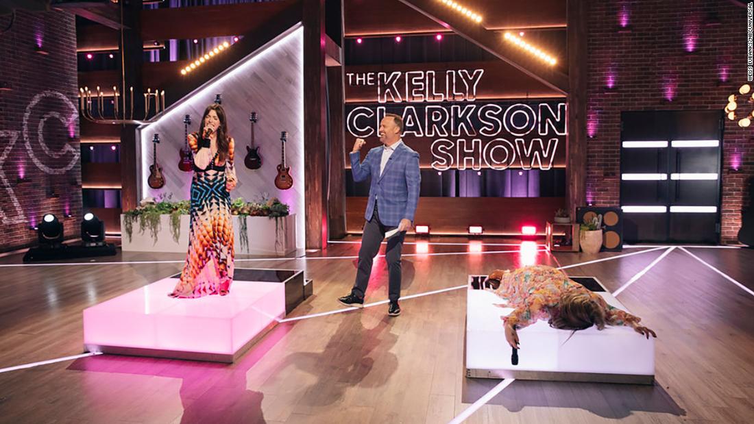 Kelly Clarkson terrassée par Anne Hathaway dans un jeu de chant