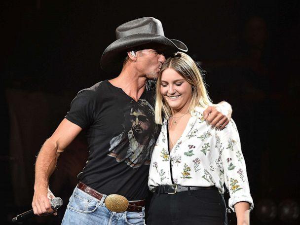 La fille aînée de Tim McGraw, Gracie, fait une impression hilarante de son look du début des années 90 : Voir la photo