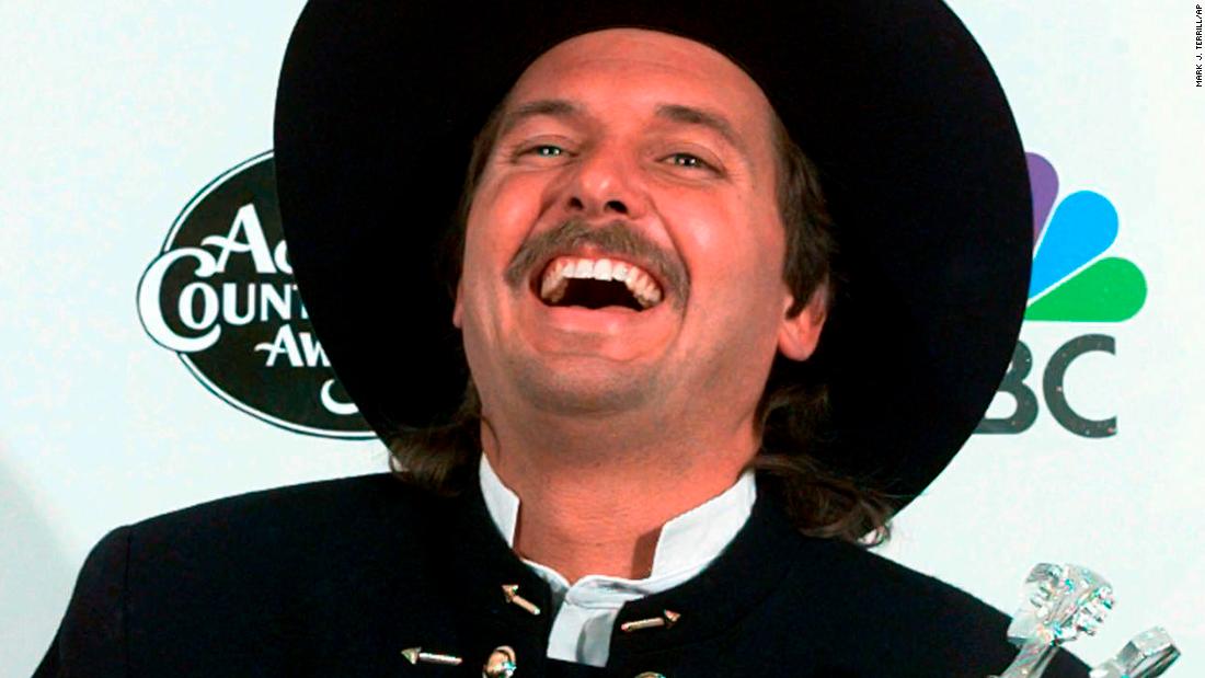 Le chanteur de musique country et officier de police Jeff Carson décède à 58 ans