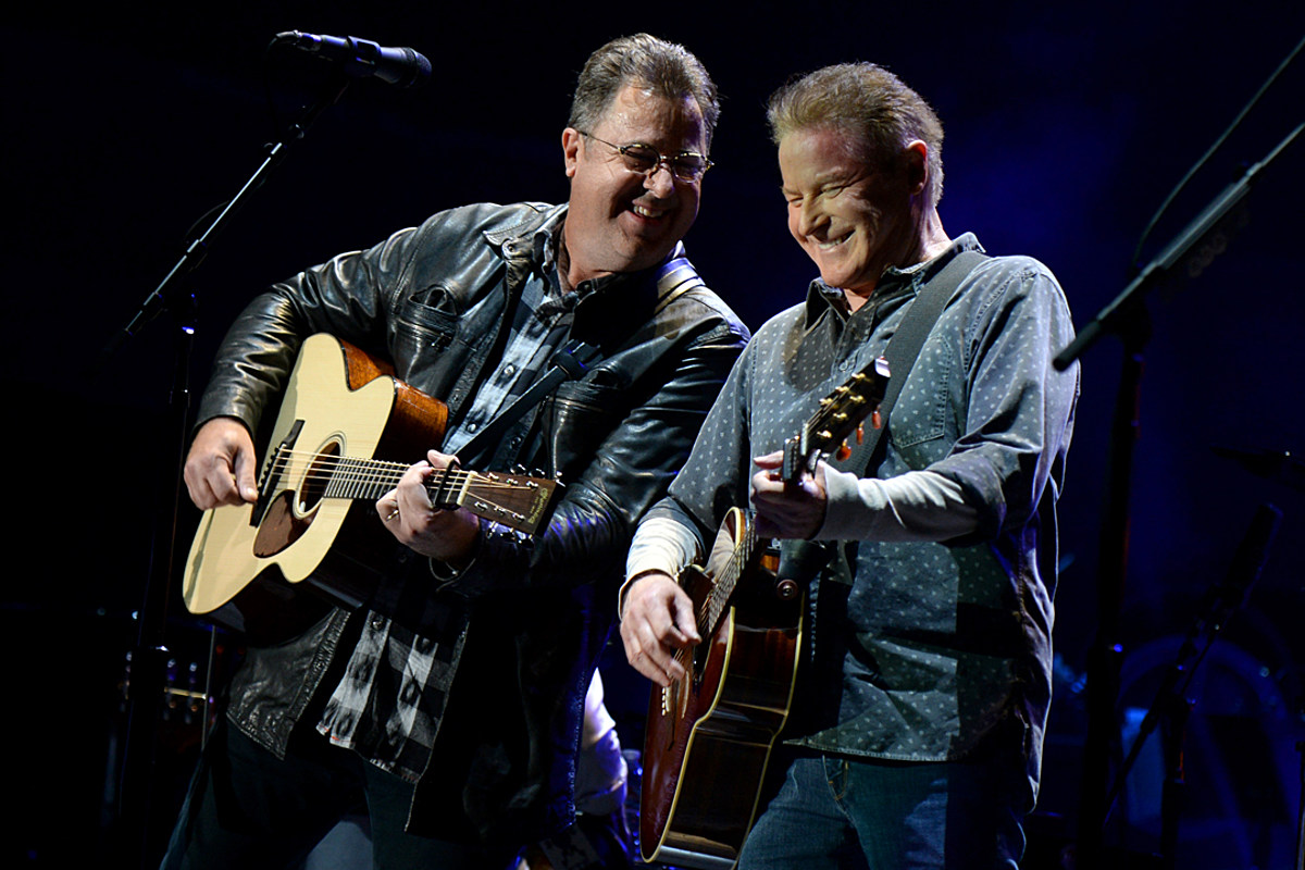 Les Eagles rendent hommage à feu Glenn Frey à Detroit Performance