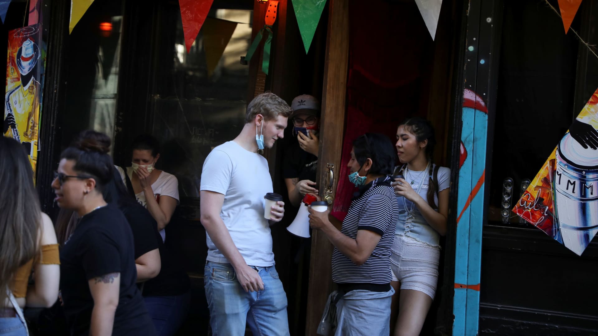 Les applications de rencontres créent de nouvelles expériences uniques pour amener les gens à se rencontrer en personne - CNBC