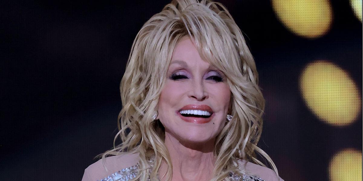Les fans parlent toujours de la combinaison miroir ajustée de Dolly Parton aux ACM Awards