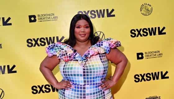 Lizzo donne un discours d’ouverture coloré à la conférence SXSW dans AD Haleter Ensemble