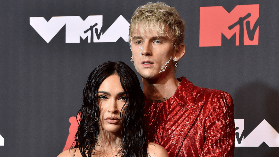 MGK vient de révéler qu’il pense que Megan Fox est « trop ​​bien » pour lui sur sa nouvelle chanson « Twin Flame »