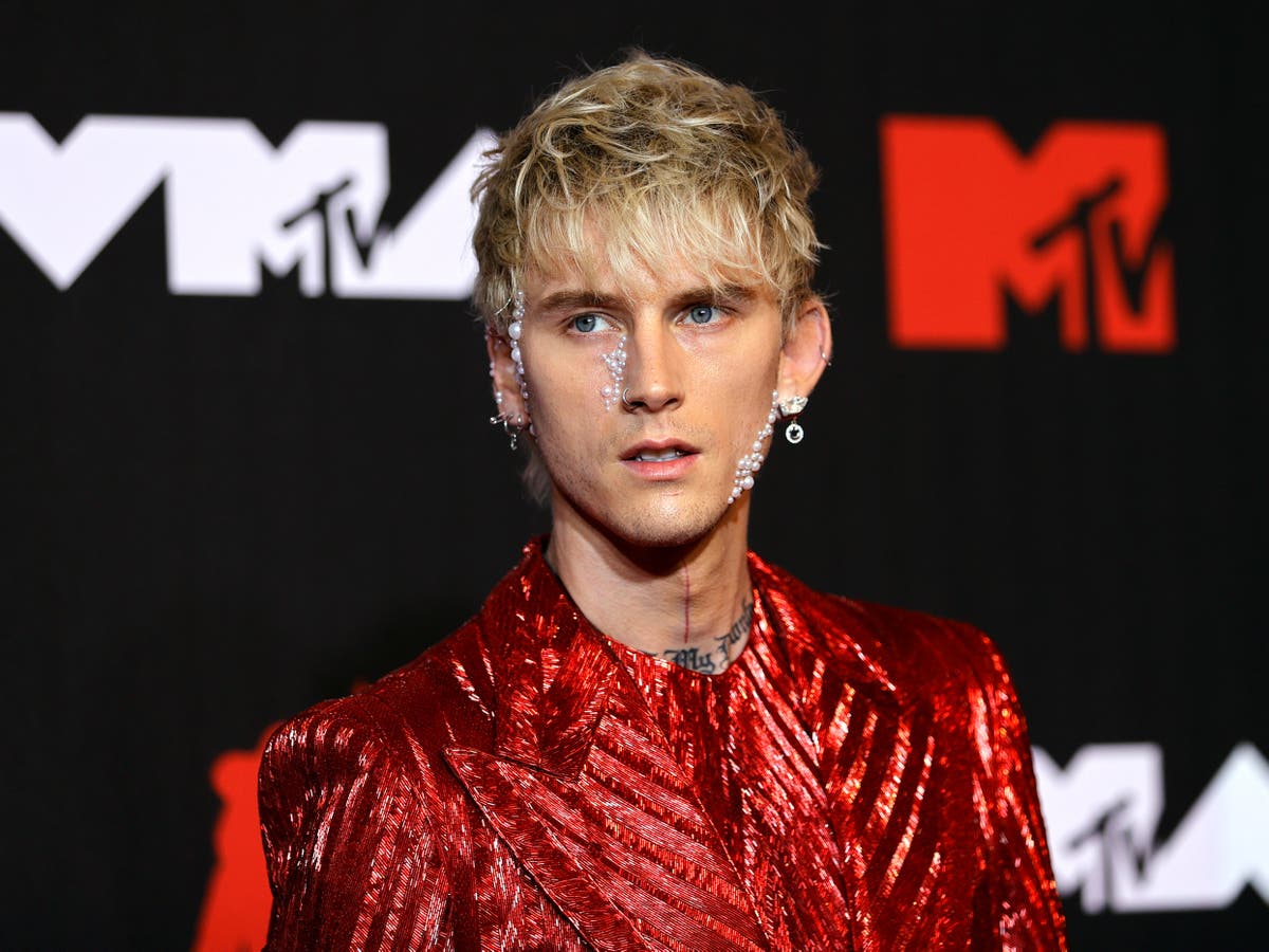 Machine Gun Kelly a demandé de « s’excuser auprès des femmes noires » après qu’une interview « dérangeante » ait refait surface en ligne