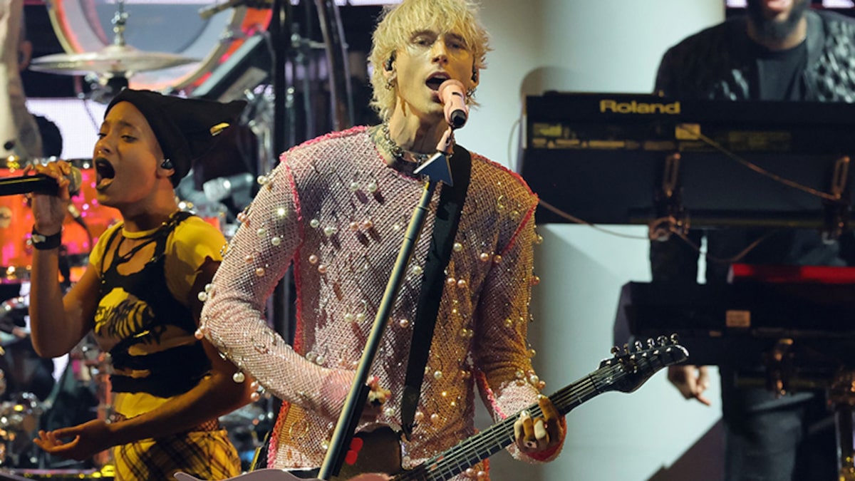 Machine Gun Kelly applaudit à Viral TikTok affirmant qu’il ne joue pas de sa guitare en direct