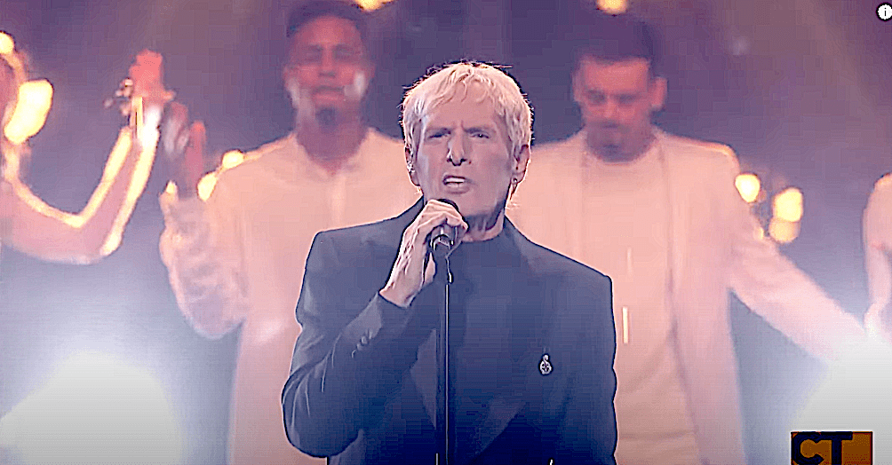 Malgré une performance de Michael Bolton, « American Song Contest » ne parvient pas à réaliser sa vision campy (euro)