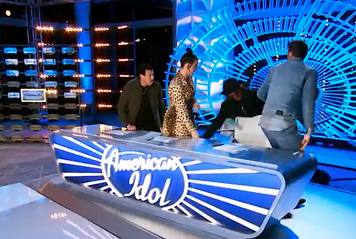 Moment tendu sur « American Idol » alors que les juges sont visés par une farce bizarre