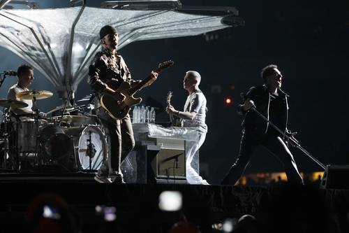 El grupo irlandés U2 durante una presentación en el estadio Azteca el 11 de mayo de 2011.