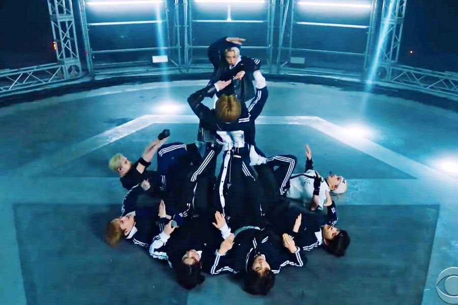 Regardez: Stray Kids fait vibrer « The Late Show With Stephen Colbert » avec une performance puissante de « MANIAC »