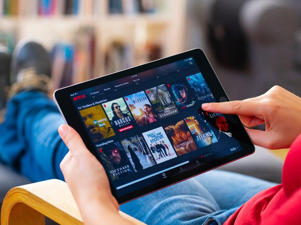 Répression du partage de mot de passe Netflix : Que signifie la mise à jour et quelles sont les règles maintenant ?  - Style Yahoo