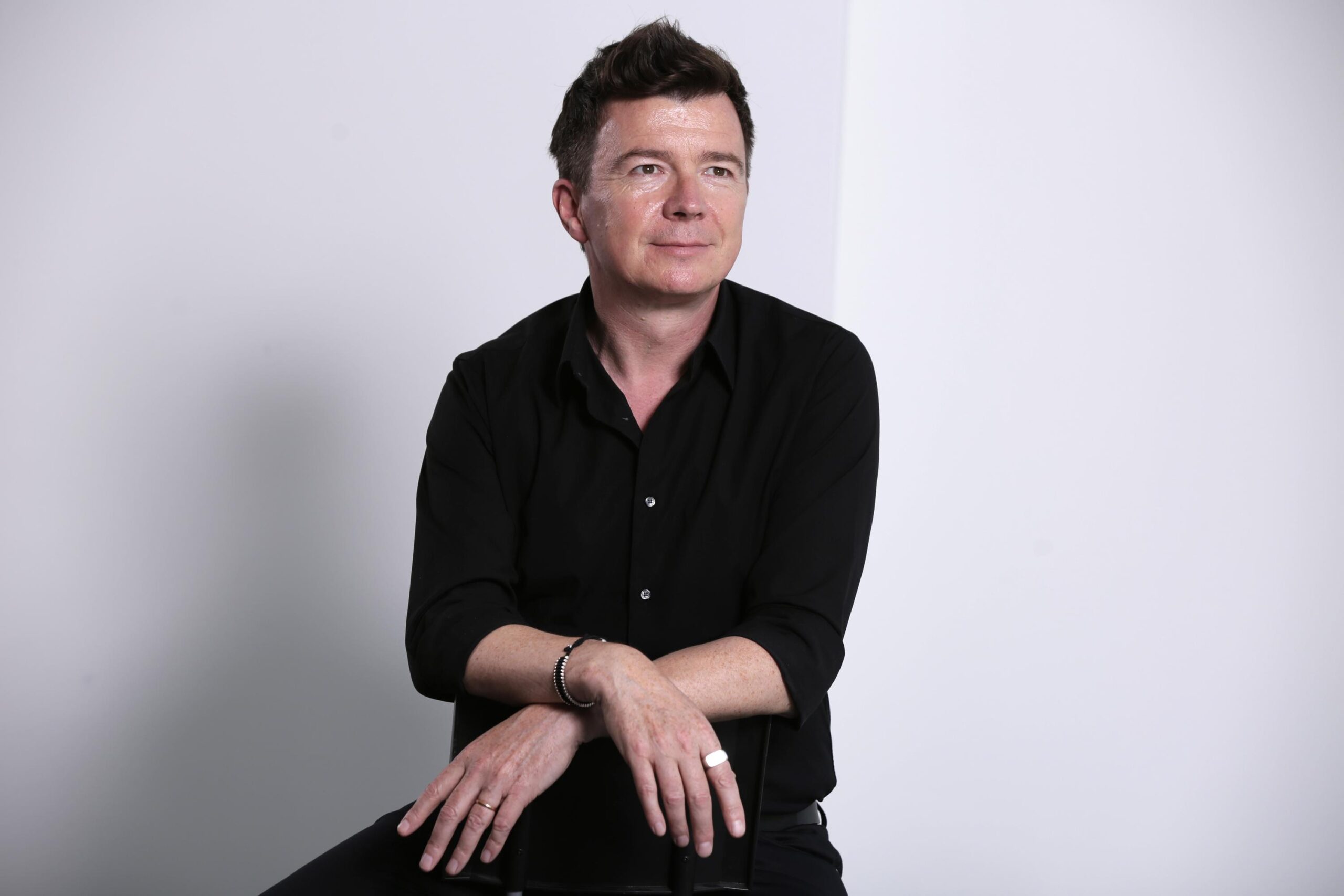 Rick Astley célèbre son premier album de 1987 avec une réédition