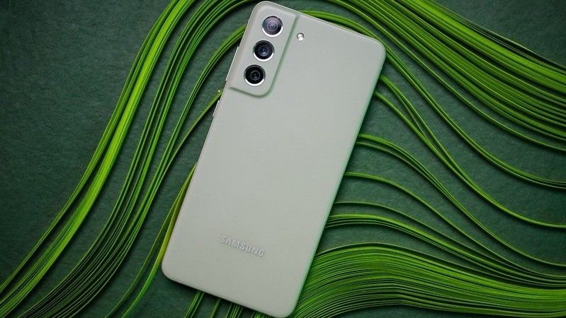 Samsung Galaxy S21 FE contre Apple iPhone 13 : Clash of OS clans - Android Central
