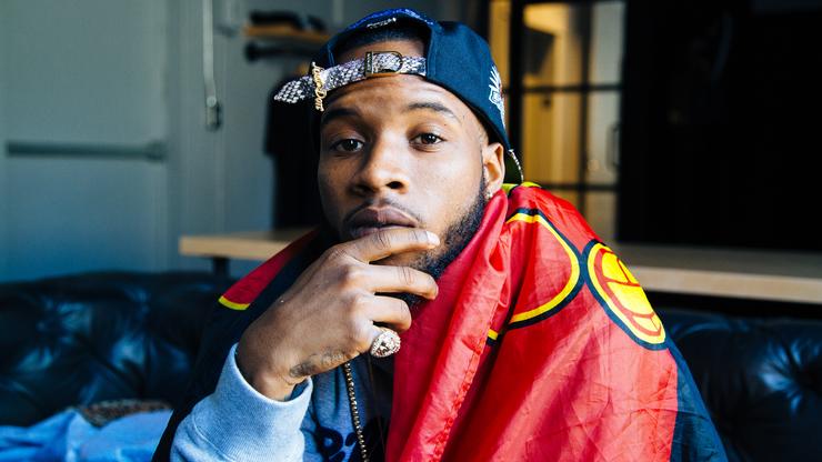 Tory Lanez revient pour clarifier qu’il ne dissipe pas Cardi ou Offset sur "Casquette"