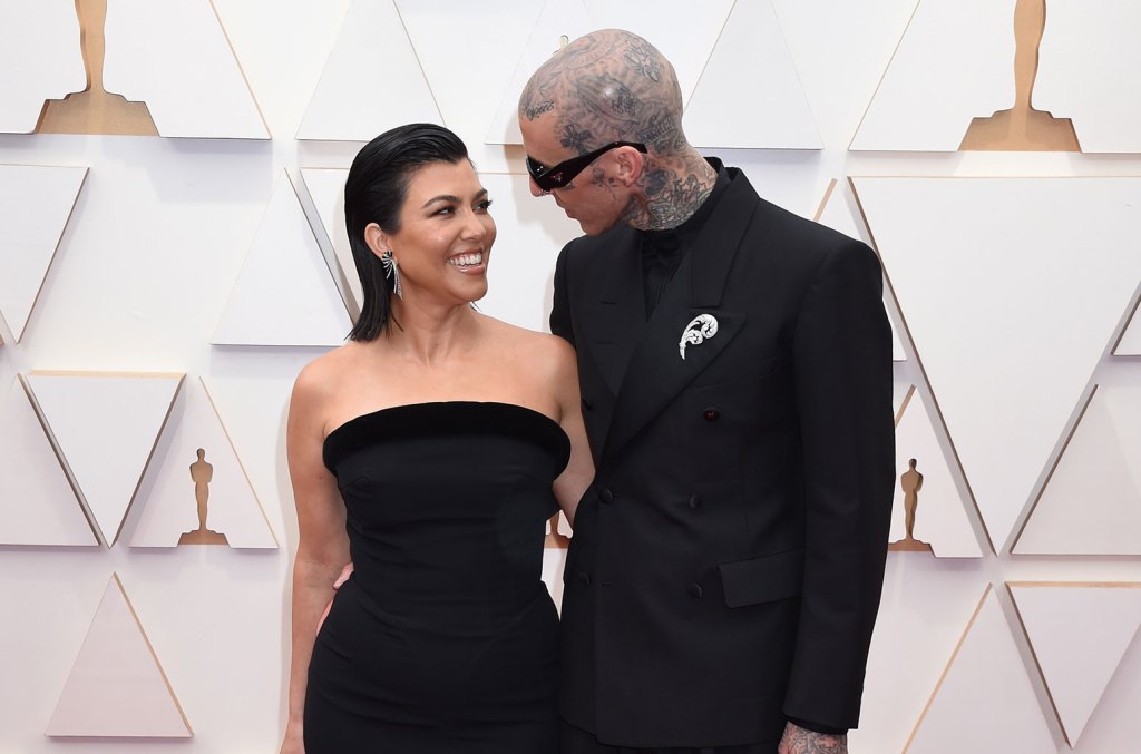 Travis Barker et Kourtney Kardashian foulent le tapis rouge des Oscars 2022 en noir
