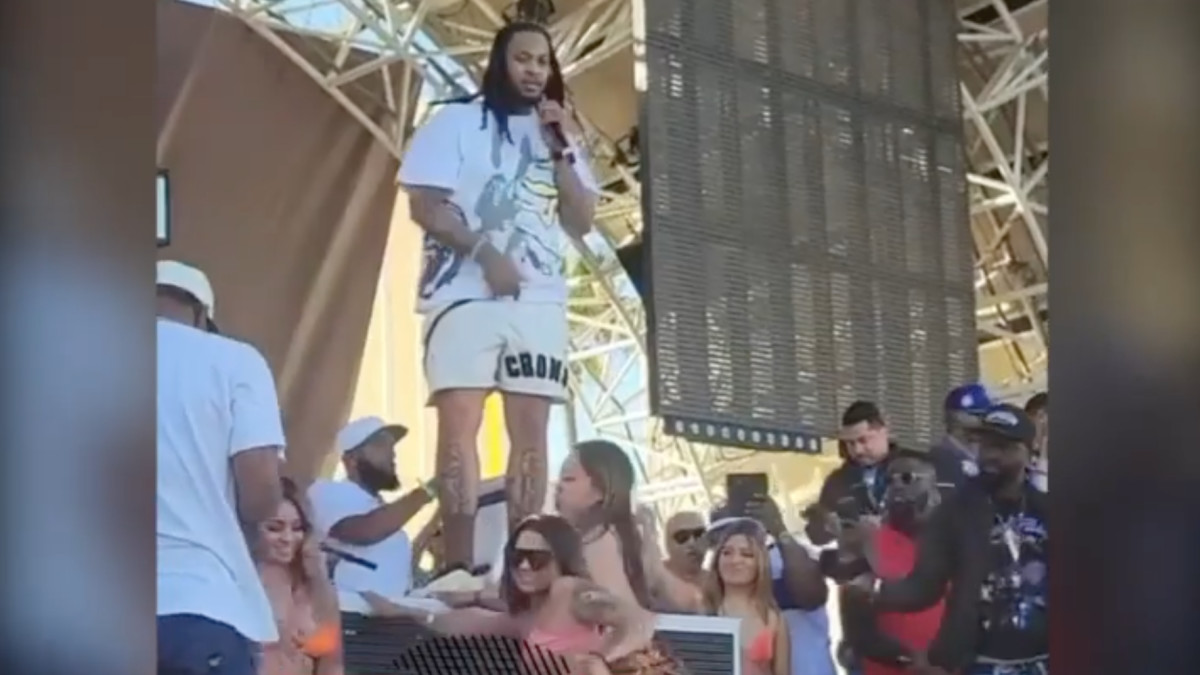 Waka Flocka adresse une vidéo de lui disant « J’ai besoin de chocolat sur scène » au milieu d’un groupe de danseuses