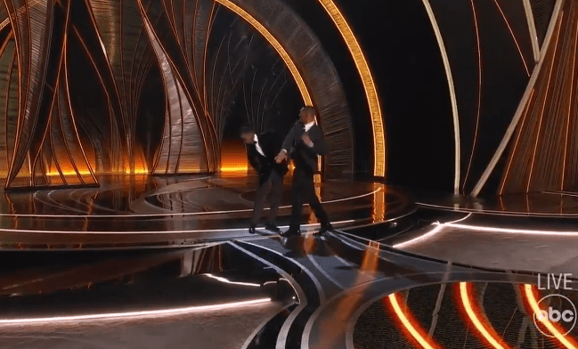 Will Smith vient de frapper Chris Rock aux Oscars : « Gardez le nom de ma femme hors de votre putain de bouche »