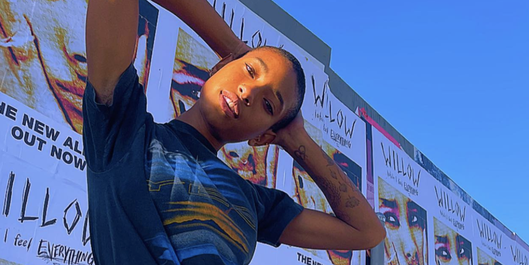 Willow Smith portait une minijupe hier soir et ses jambes interminables sont plus toniques