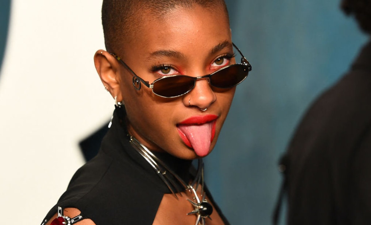 Willow, la fille de Will Smith, sort avec une femme dans un nouveau clip gothique torride