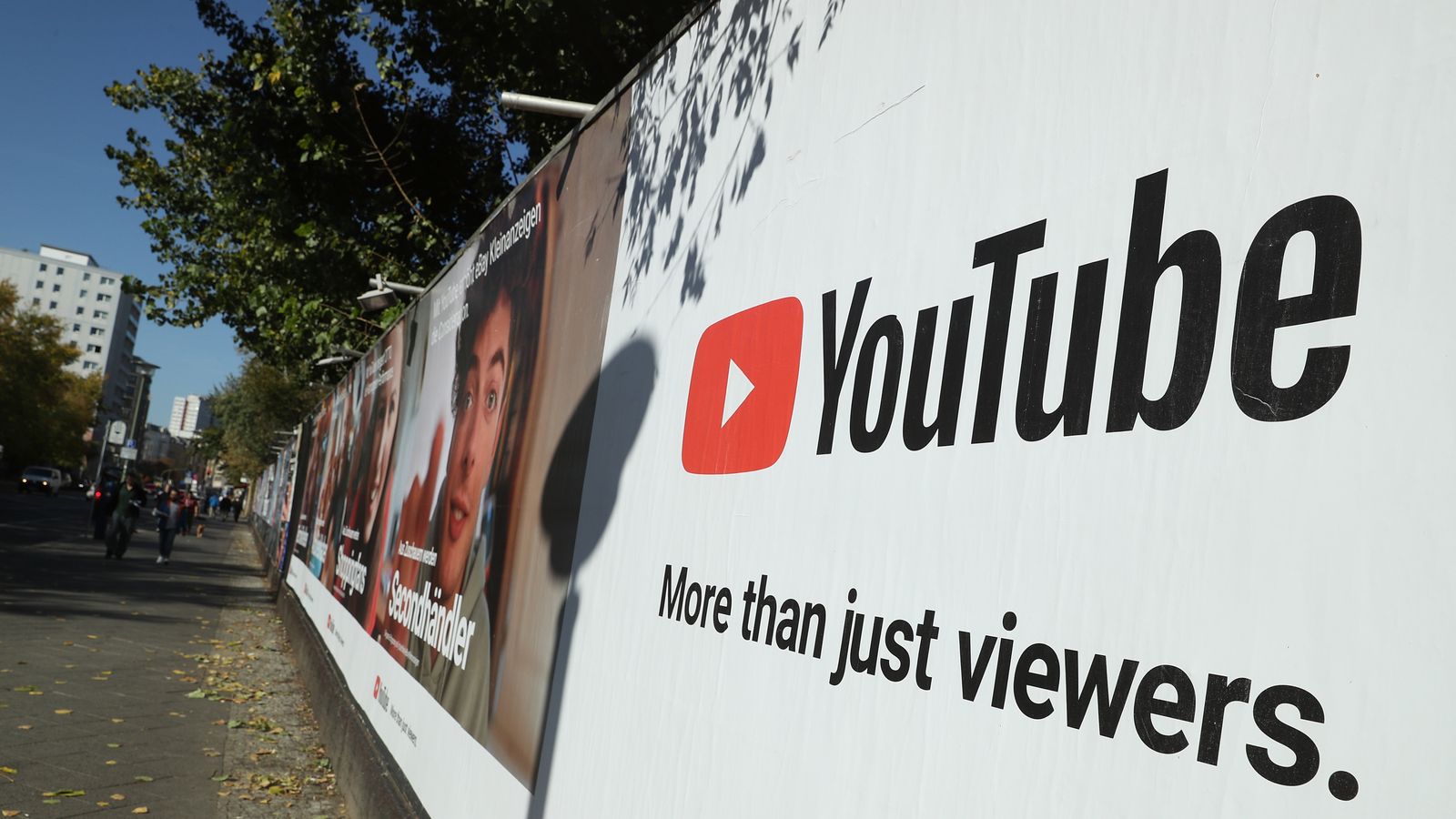 YouTube va commencer à diffuser des centaines d'émissions de télévision gratuites avec des publicités - Sky News
