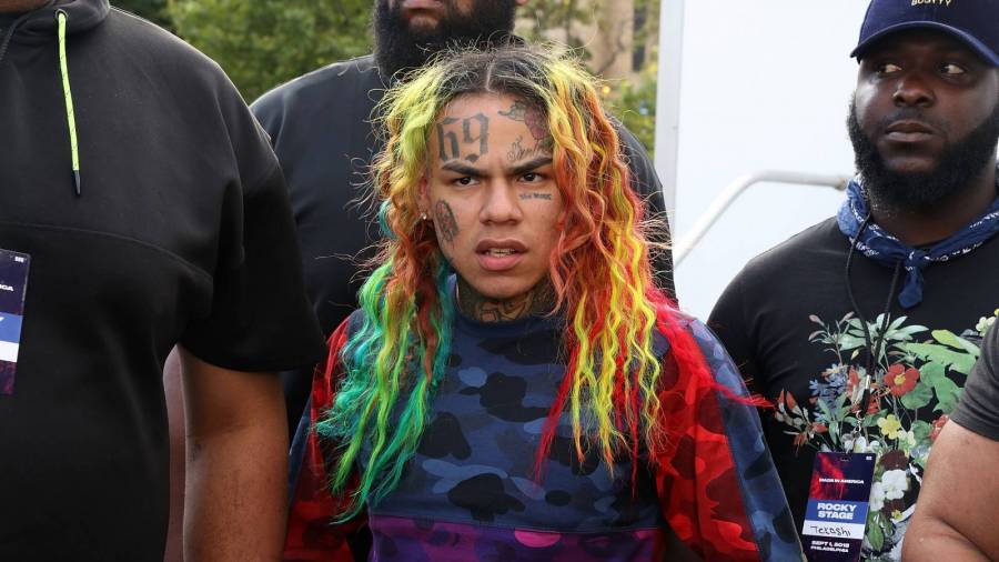 6ix9ine poursuivi pour 2 millions de dollars après avoir été accusé d’avoir arnaqué la société de diffusion en direct de concerts