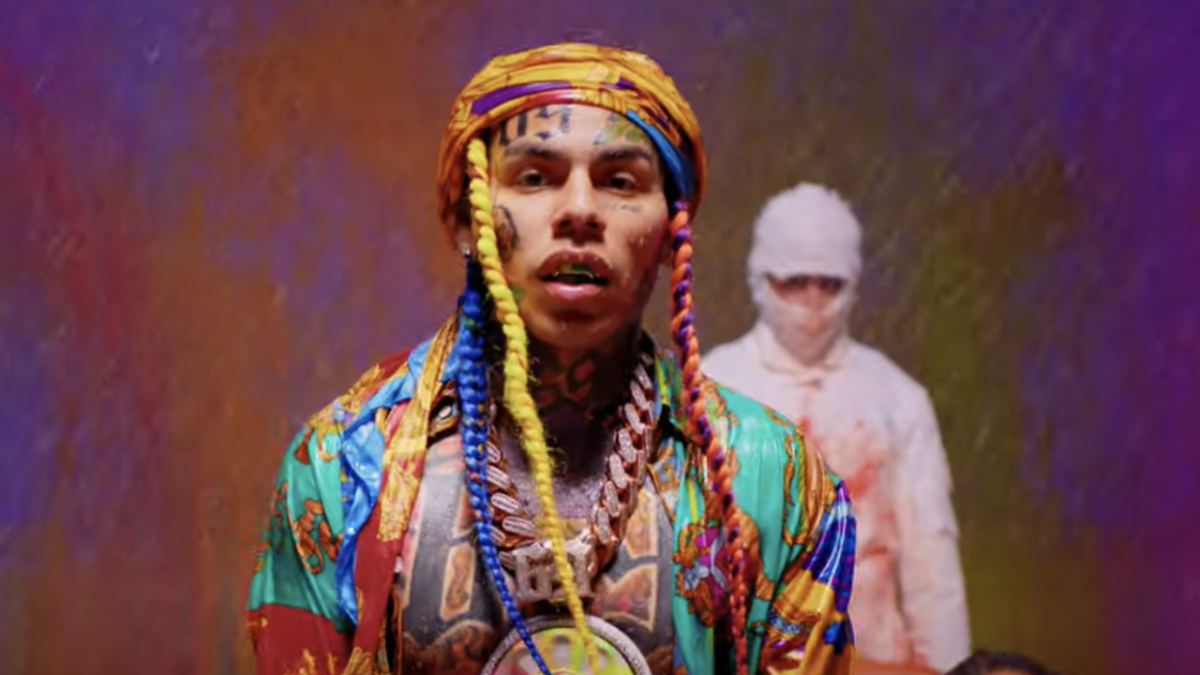 6ix9ine revient narguer ses rivaux dans la nouvelle vidéo ‘GINE’