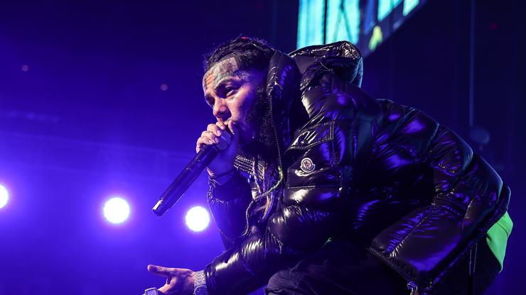 6ix9ine se demande pourquoi les gens n’accusent pas Pop Smoke, Nipsey Hussle ou Kin Von d’être "Pris manquant"
