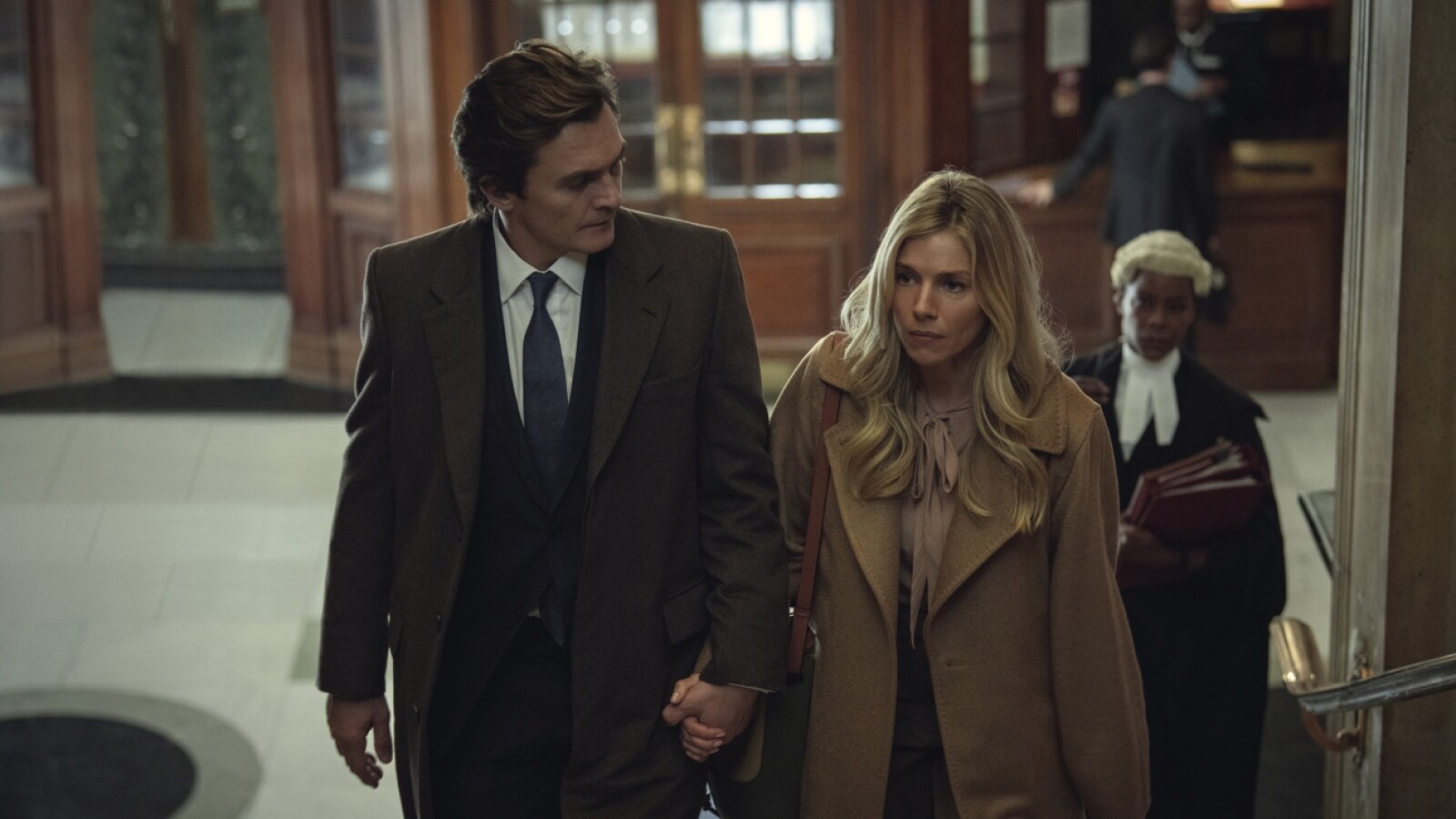 Anatomie d'un scandale : la série Netflix est-elle basée sur une histoire vraie ?  - UNIVERS RÉSEAU