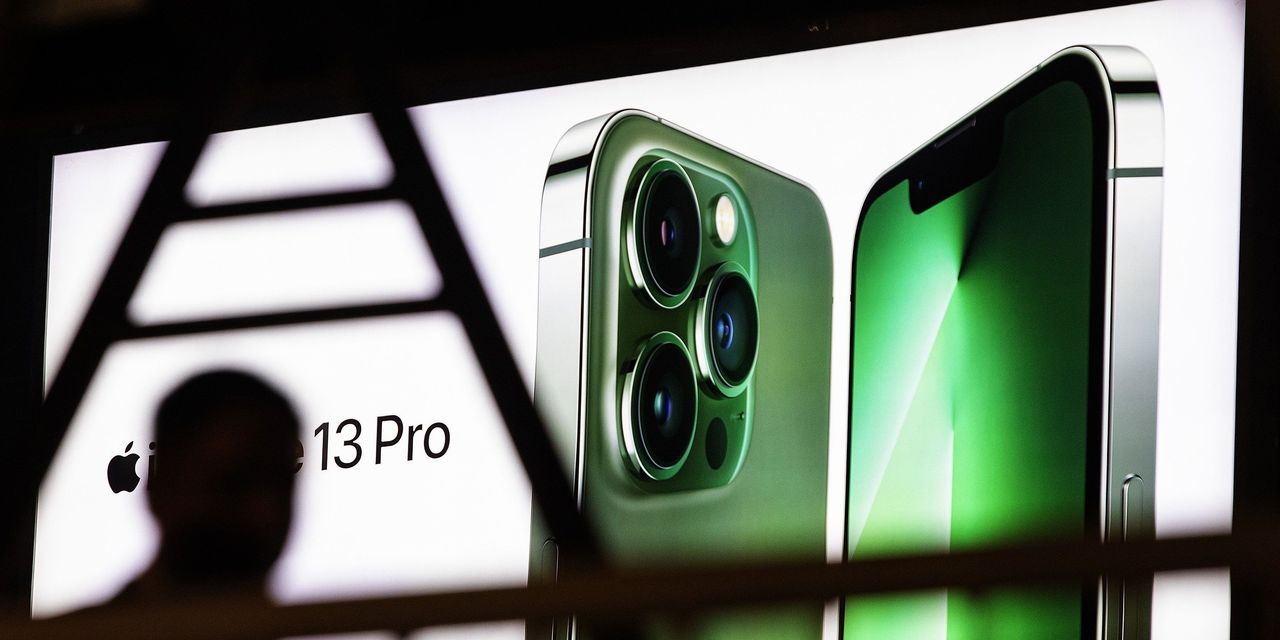 Apple déclare que les verrouillages de Covid-19 en Chine pèsent sur les ventes - The Wall Street Journal