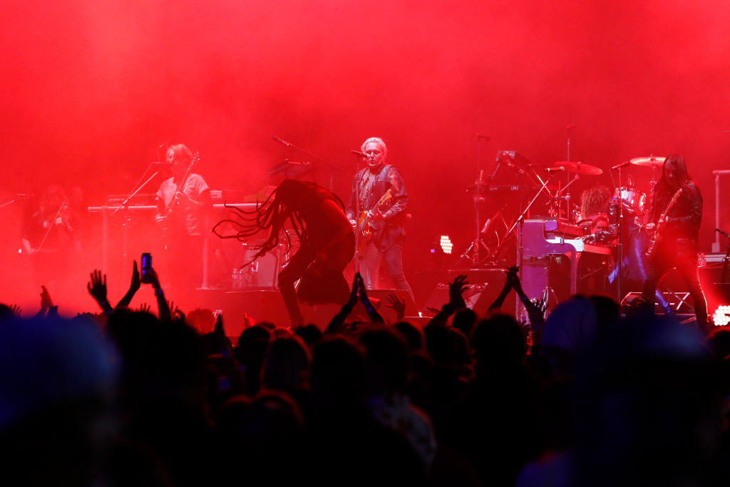 Arcade Fire jouant un set surprise à Coachella 2022
