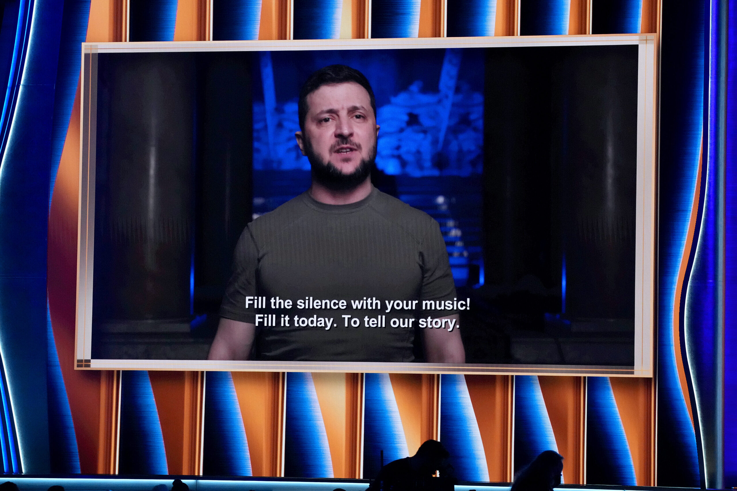 Aux Grammys 2022, le président ukrainien Zelenskyy fait une apparition virtuelle : « Remplissez le silence avec votre musique »