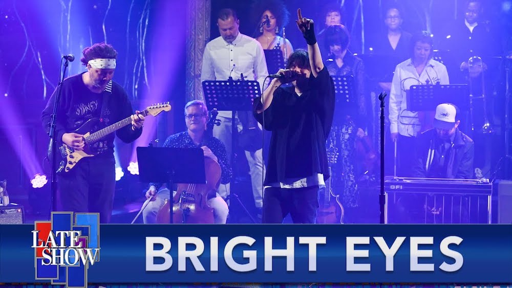 Bright Eyes donne une performance ‘Colbert’ désordonnée, passionnée et orchestrale de "Dance et chante": Montre