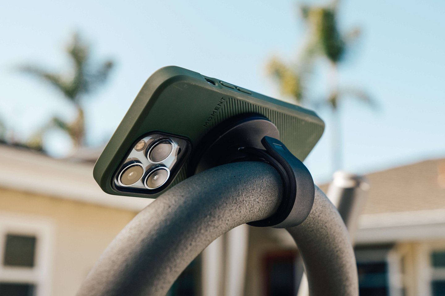 Ce support + sangle MagSafe vous permet de fixer solidement votre iPhone à pratiquement n'importe quoi - Yanko Design