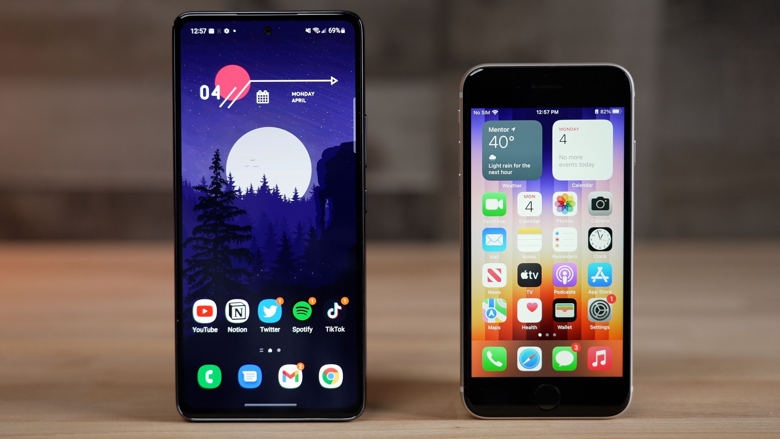 Comparaison des téléphones économiques : l'iPhone SE d'Apple et le Galaxy A53 5G de Samsung