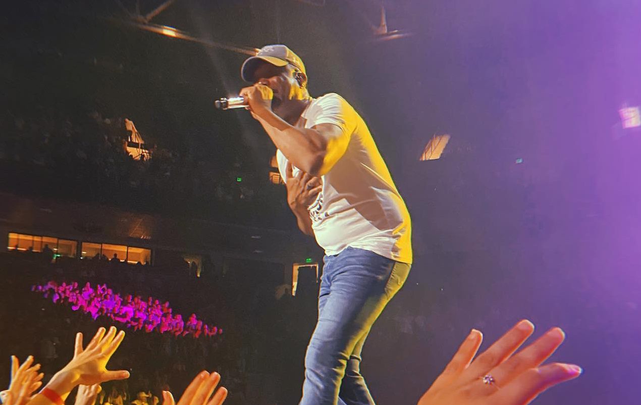 Darius Rucker change les paroles de « Wagon Wheel » en « F * ck Tennessee » lors du concert du championnat de basket