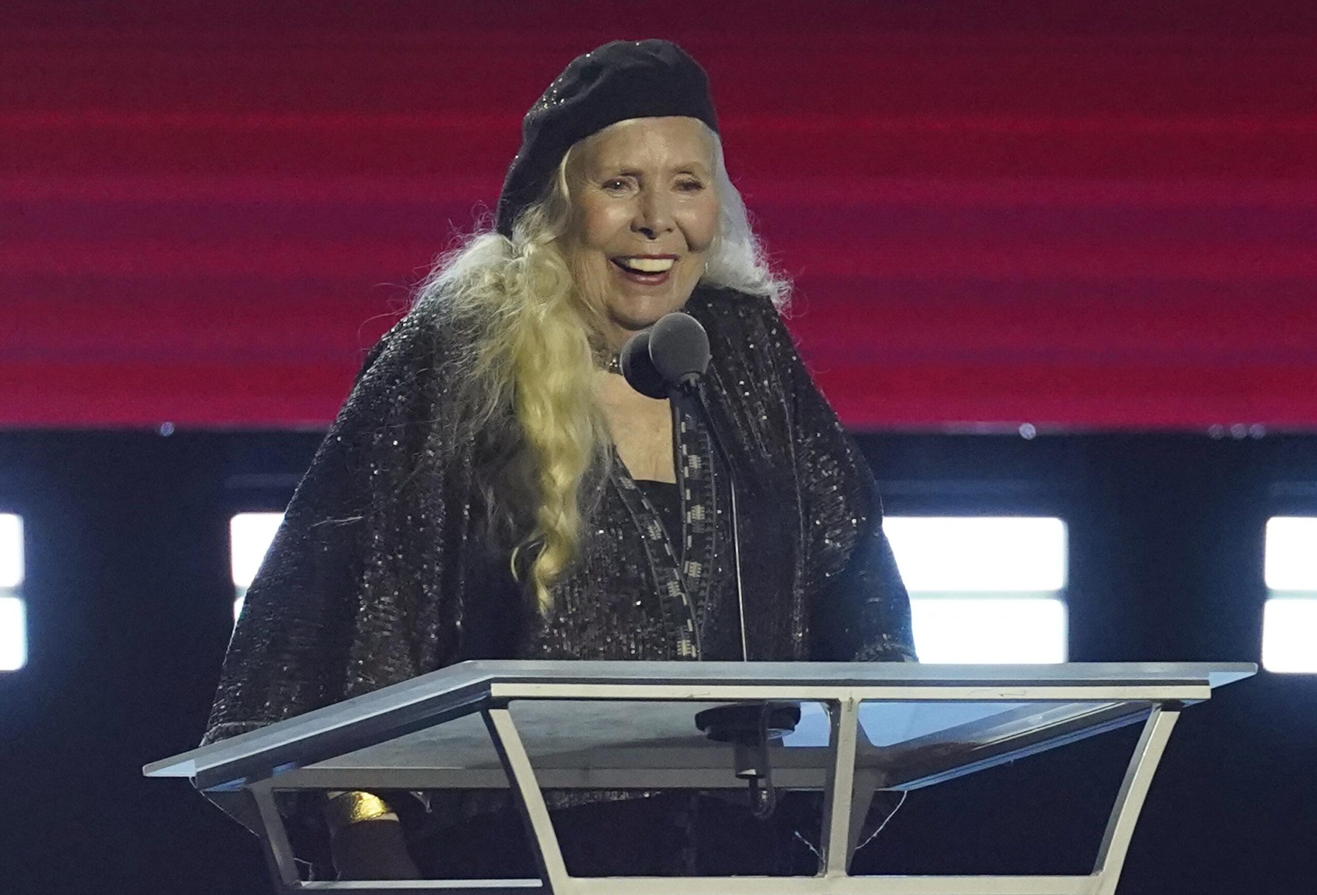 Des générations chantent pour Joni Mitchell dans un hommage pré