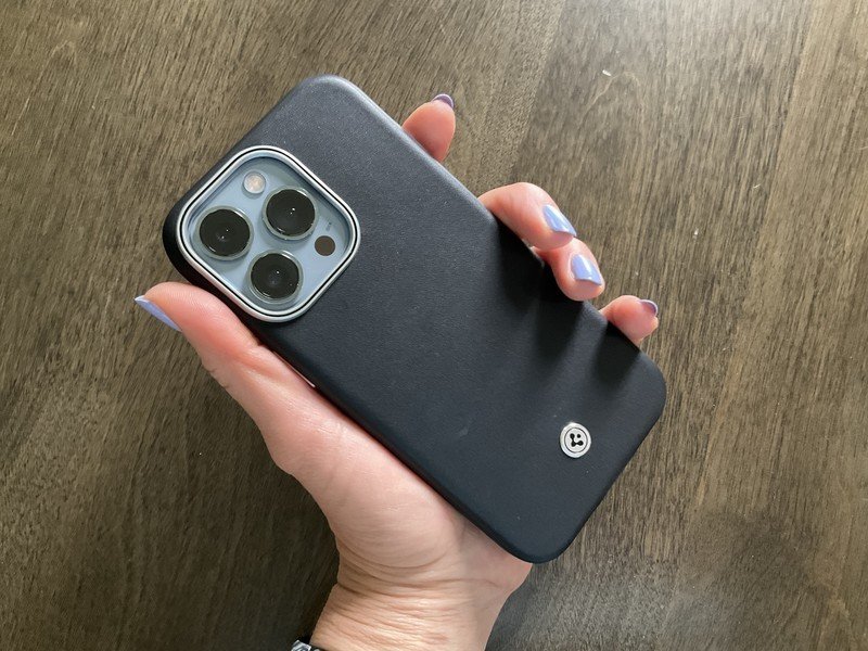 Examen de l'étui iPhone Spigen Enzo : étui en cuir italien élégant - mais à un prix