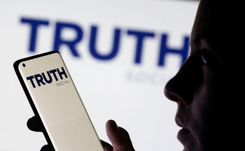 Exclusif - Deux responsables techniques clés quittent Truth Social après le lancement d'une application troublée - Yahoo Finance