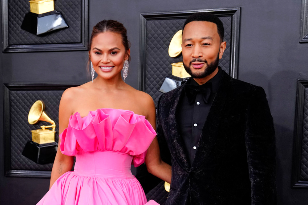 Grammys 2022 : Chrissy Teigen en Nicole + Felicia et John Legend en Zegna Pureactu.com